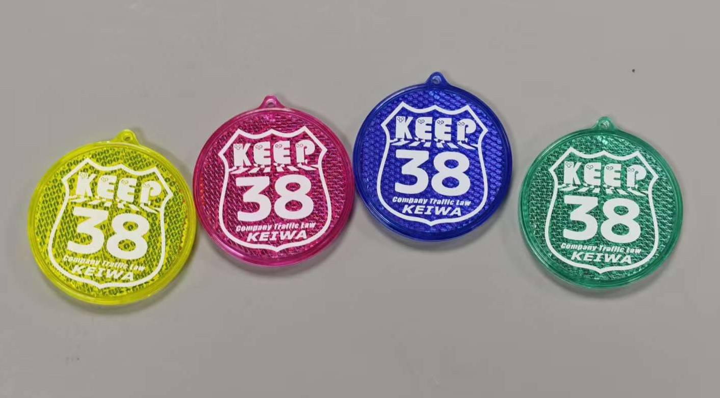 入間市の小学生へ交通安全キーホルダーを寄贈しました